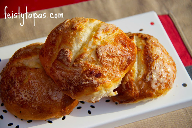 Bollos suizos and medias noches - Spanish sweet bread in the Thermomix Bollos suizos and medias noches - Spanish sweet bread in the Thermomix