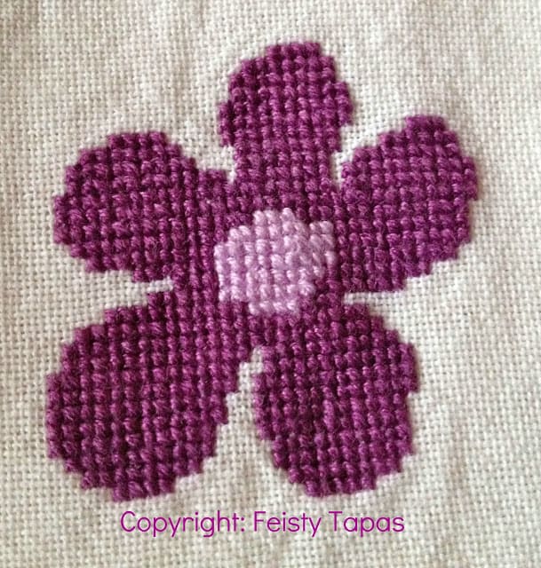 Purple cross stitch flower with free pattern seventies, hippy, flores a punto de cruz, point de croix, flores hippies