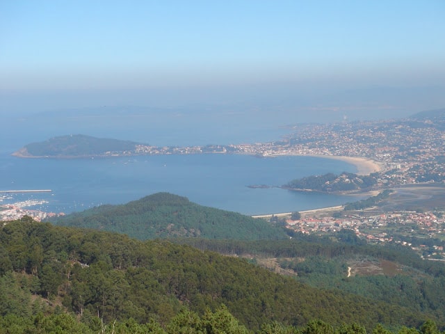 Galicia, Spain: from blue flags to green pastures. Val Miñor seen from O Cortelliño. El Val Miñor desde el Cortelliño.