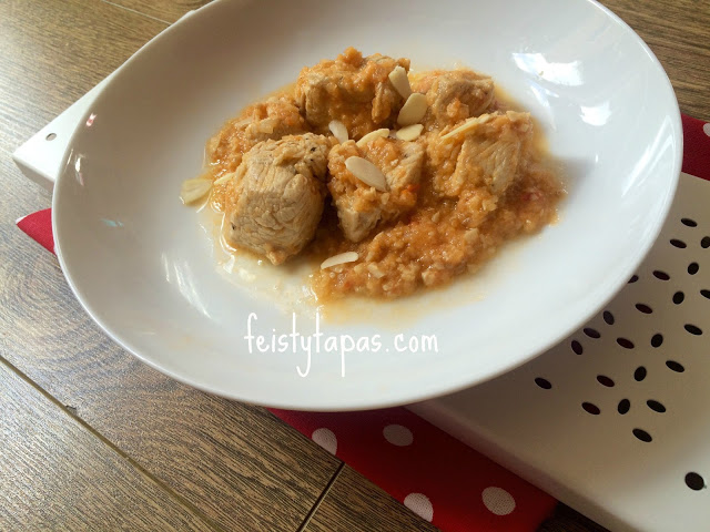 Escaldums (Spanish Turkey Stew with Almonds) - Hob, Instant Pot and Pressure Cooker Methods - 500 g diced turkey breast,1 tablespoon extra virgin olive oil or oil of your choice, 1 large onion, 2 garlic cloves, 125 ml dry white wine, 125 ml chicken stock (I used the Quirky cooking paste with 125 ml water), 3 vine-ripened tomatoes, 40 g almonds, plus a handful for serving, 1 bay leaf, Salt and black pepper