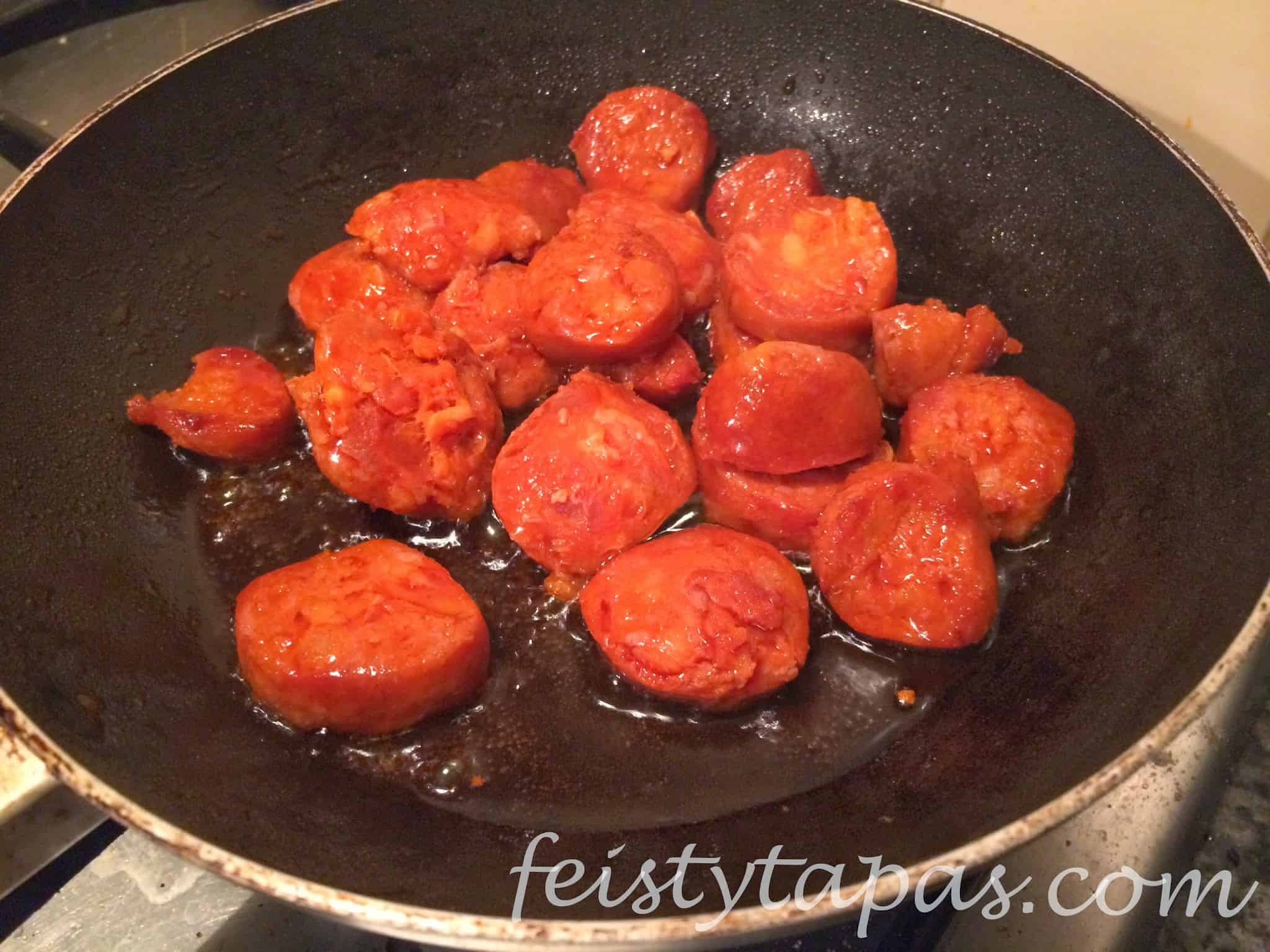 Feisty Tapas: Chorizo and hummus pita pockets / Pita con chorizo y humus