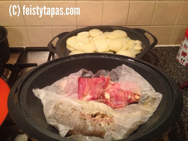 Steaming fish in the varoma. Pescado al vapor en Varoma