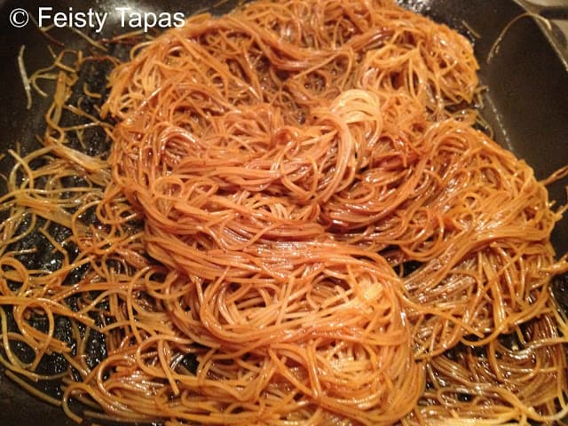 Noodle salad with pork: pork, rice noodles, coriander, soy sauce, honey, peanuts, lime Noodle salad with pork: pork, rice noodles, coriander, soy sauce, honey, peanuts, lime