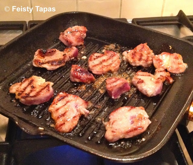 Noodle salad with pork: pork, rice noodles, coriander, soy sauce, honey, peanuts, lime Noodle salad with pork: pork, rice noodles, coriander, soy sauce, honey, peanuts, lime