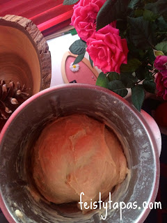 Bollos suizos and medias noches - Spanish sweet bread in the Thermomix Bollos suizos and medias noches - Spanish sweet bread in the Thermomix