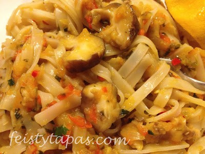 Rice noodles stir-fried in the thermomix with onion, red pepper, garlic... Tallarines chinos thermomix, setas