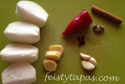 Ingredientes para hacer curry de pollo a la mantequilla butter chicken, murgh makhani, (cebolla, jengibre, ajo, guindilla, cardamomo, clavo, canela)