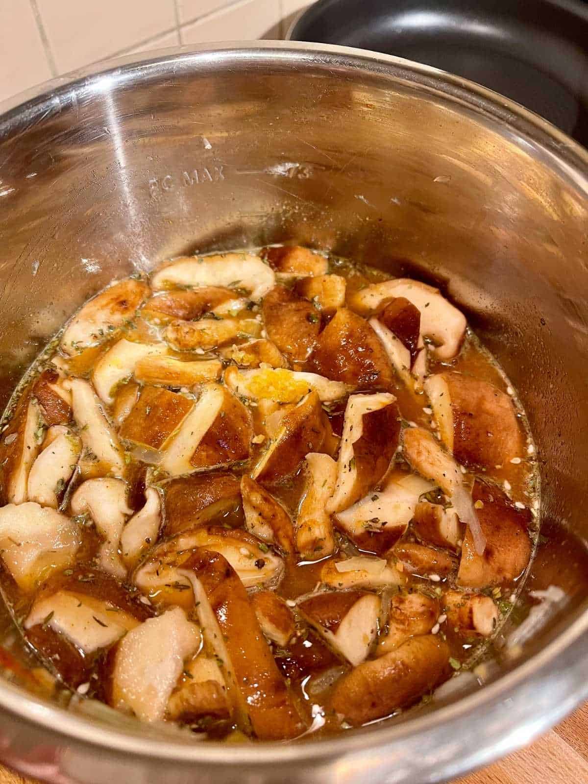 Mushroom bulgur wheat Seen from above before closing lid for pressure cooking
